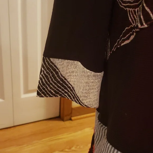 Abstract Top with Ruffle - Picture 4 of 6